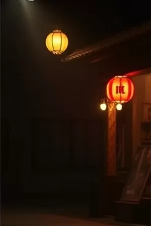 街巷剧《梧桐街七号》老式院门与梧桐树影剧照